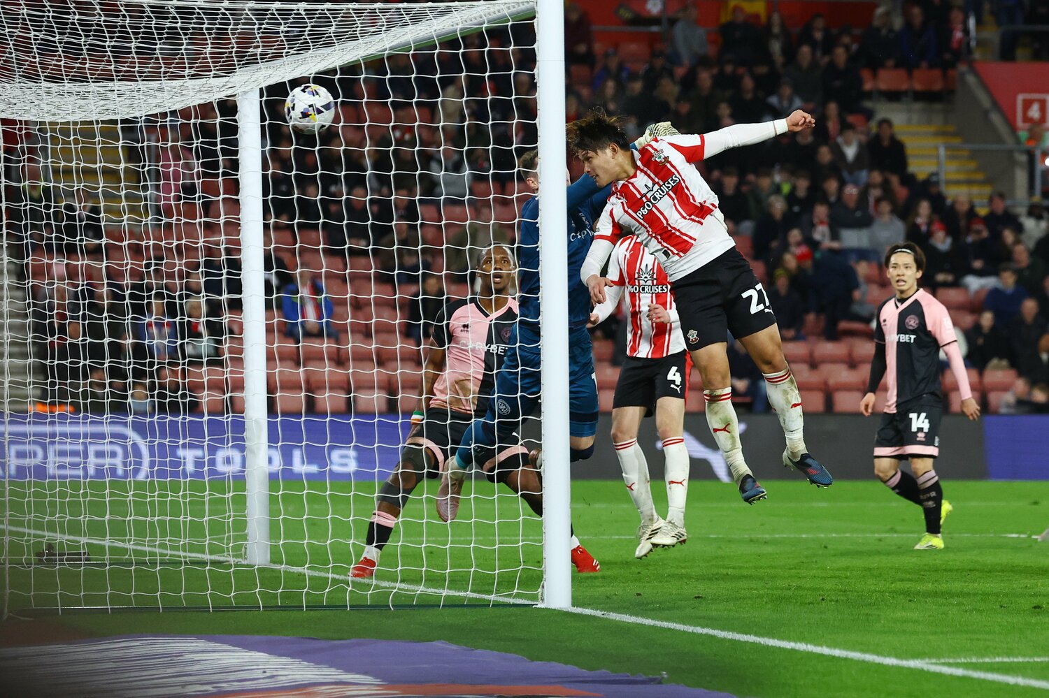 QPR戦でのバックヘッド弾　©Getty Images