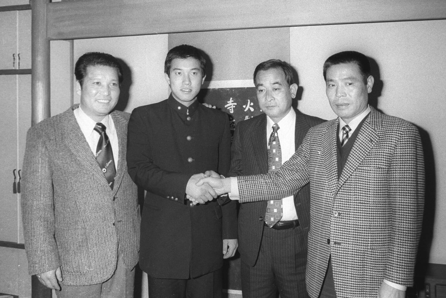 巨人入りが内定した原辰徳と加藤氏（右から2人目） ©Kyodo News