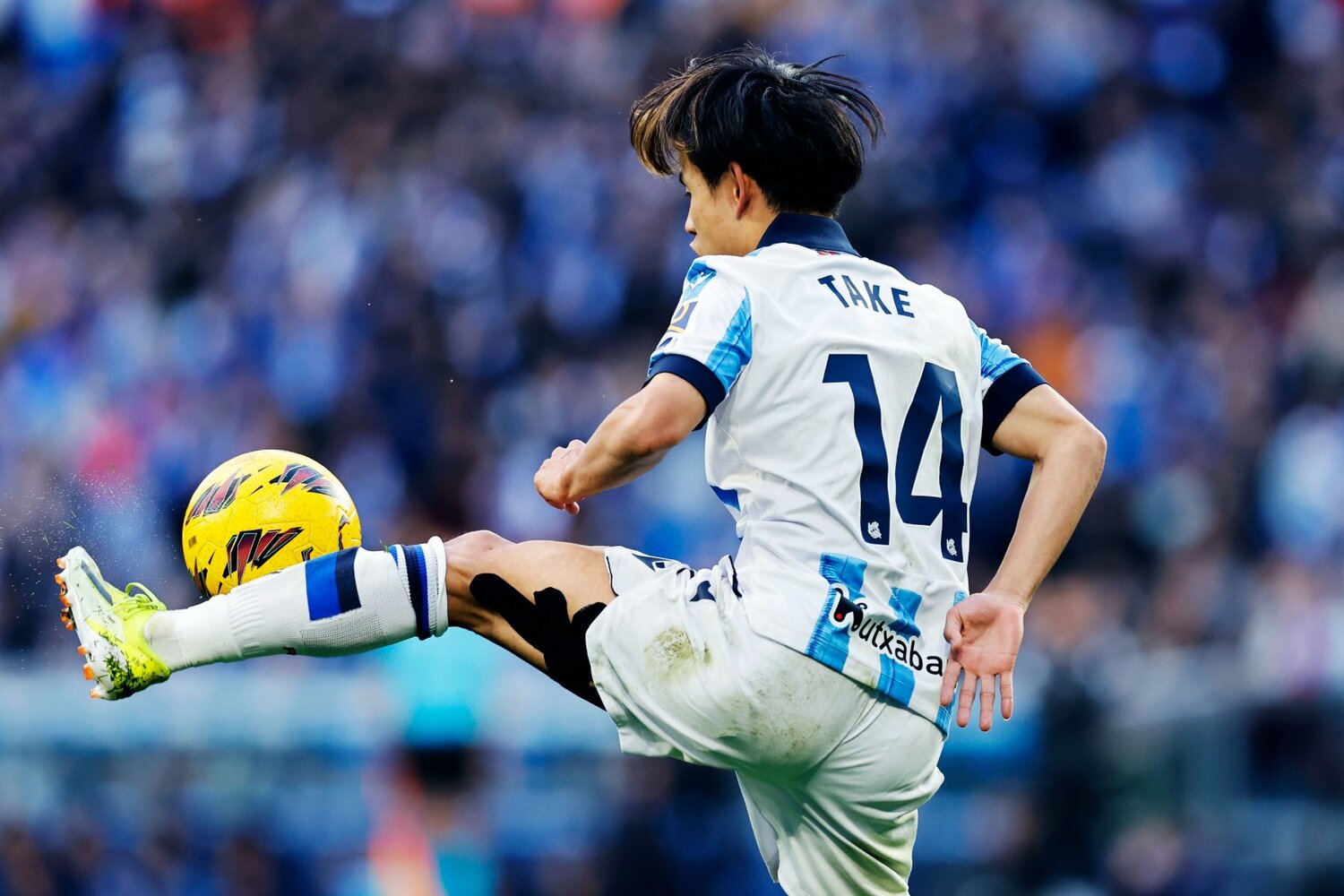 ボールコントロールする久保の左足太もも裏にはテーピングが