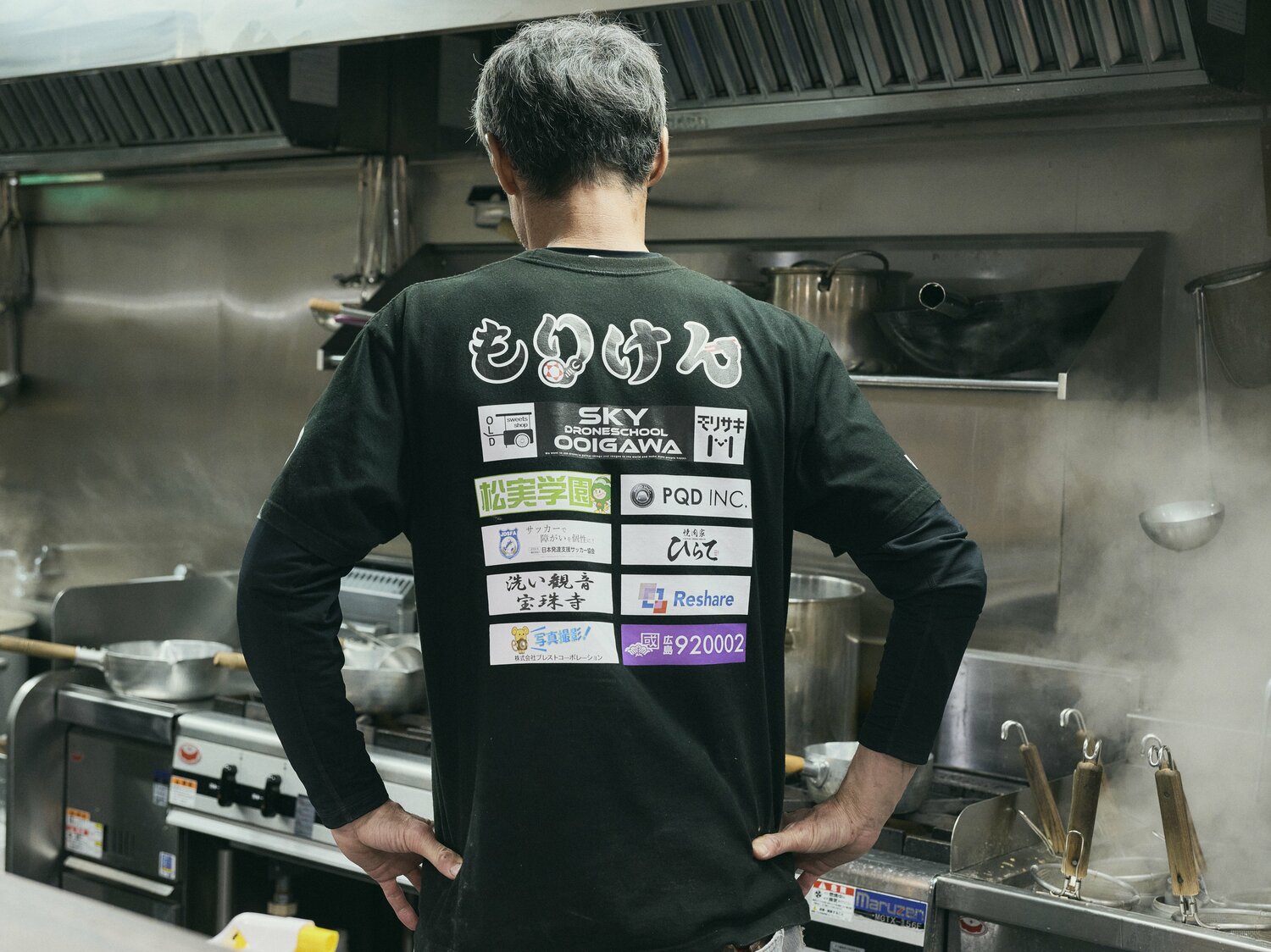 盛田さんが着用する“ユニフォーム”には、協賛企業がズラリ　©︎Yuki Suenaga