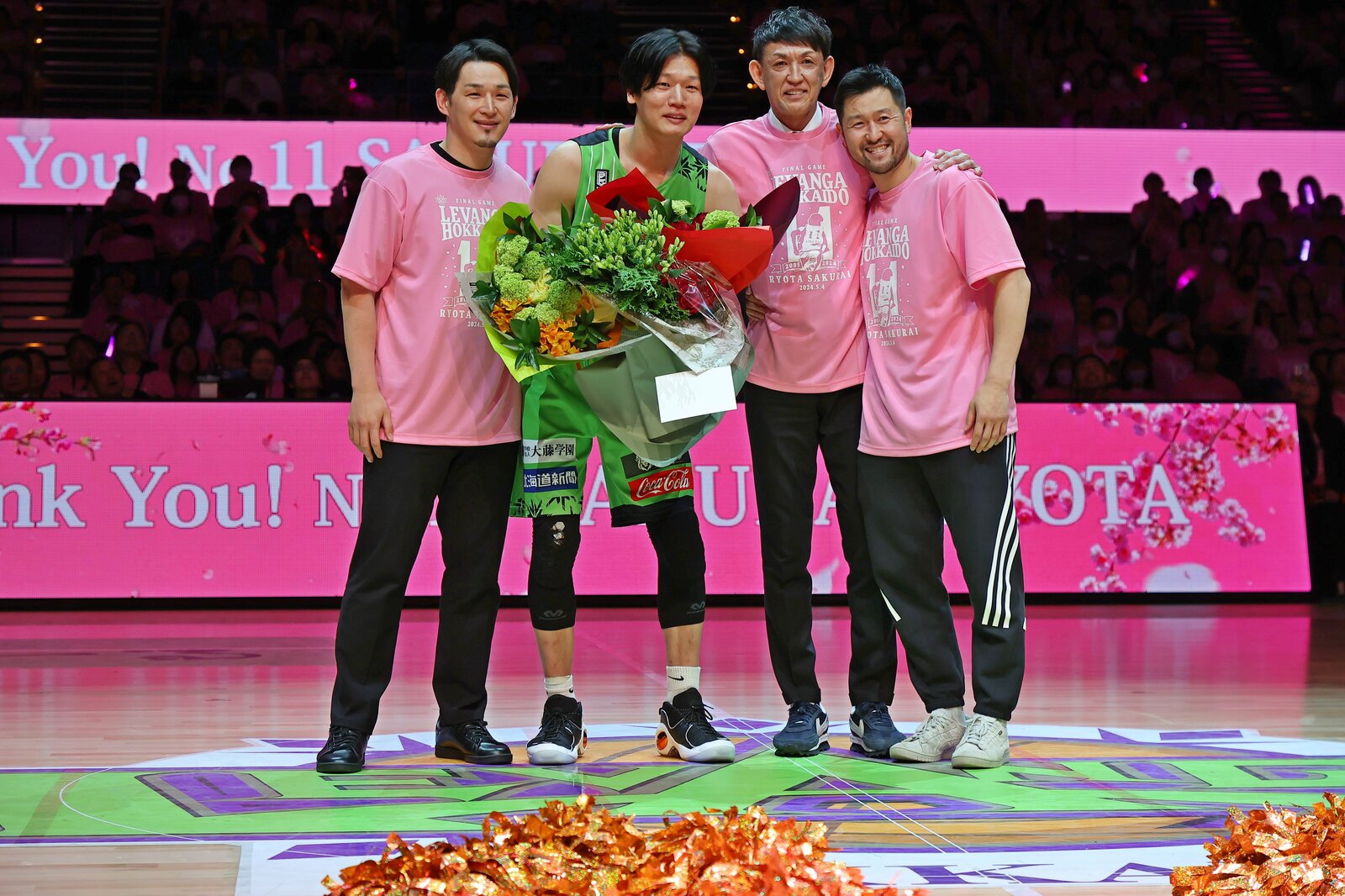 桜井GMの引退試合で記念写真に納まる折茂社長（右から２番目）©B.LEAGUE