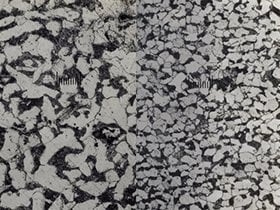 厳選した高品質素材の採用で高強度、高靭性が実現したミズノのアイアン(写真右)。それに比べて一般的なアイアンは金属組織が荒く、ばらつきがある(写真左)。