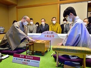 〈名人戦先勝〉藤井聡太竜王が小4で「名人をこす」と記して10年後の“頂上決戦”、渡辺明名人「最大の関心は…」それぞれの思いとは