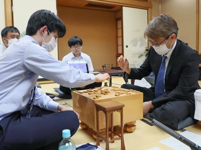 「誤算があった」藤井聡太20歳が“王座19期連続獲得”羽生善治52歳を「刀折れ矢尽きる」状態に…大名人・大山康晴のような「受けつぶし」＜Number Web＞ photograph by JIJI PRESS