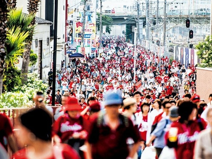 カープファンに恋する情熱を学べ。懐かしくて新しい「実家」のよう。＜Number Web＞ photograph by Atsushi Kondo