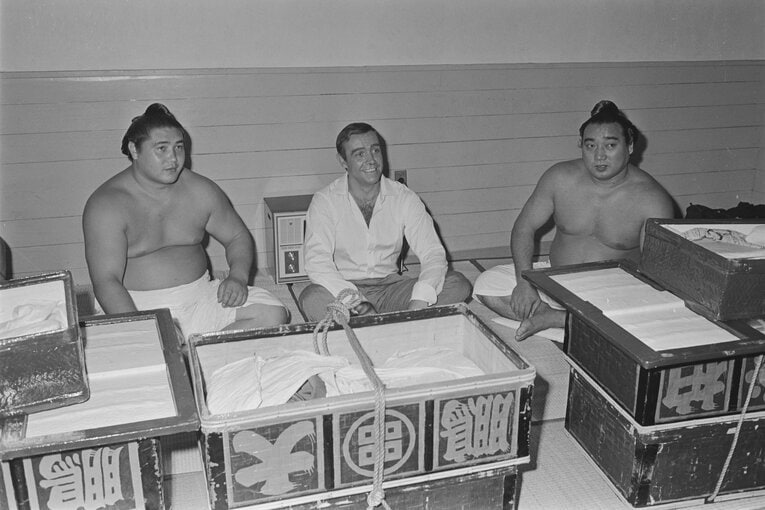 「柏鵬時代」を築いた柏戸（写真右）と大鵬。中央は俳優のショーン・コネリー　©BUNGEISHUNJU