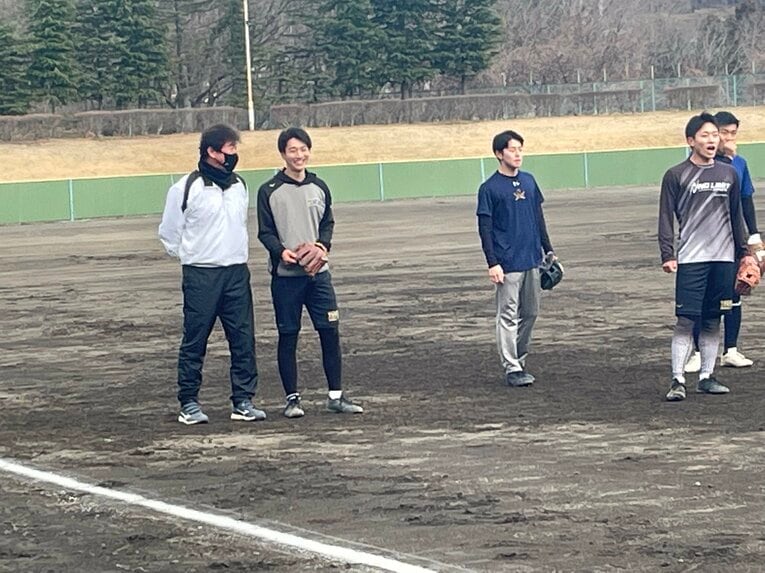 選手に話しかける佐藤監督。アドバイスも「さりげなさ」が目立つ　©Hideaki Ujihara