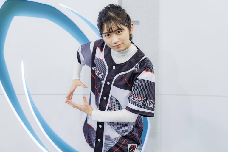 経験者とあって、パスのフォームも様になっている　©Kiichi Matsumoto