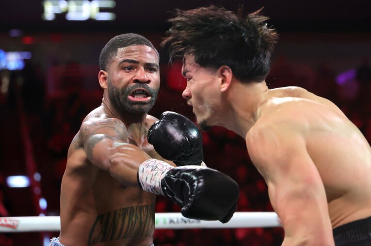 WBC世界フェザー級王者のブランドン・フィゲロア（右）に判定勝ちを収めたスティーブン・フルトン ／ photograph by Getty Images