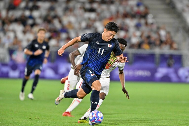 マリ戦の終盤、右サイドを独力で突破する細谷真大。山本理仁の決勝点を演出した　©Takuya Nakachi/JMPA