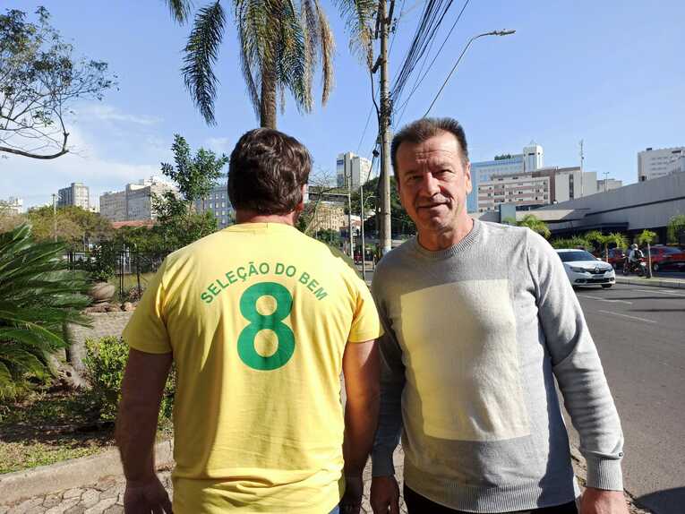 自らが運営するボランティア団体「セレソン・ド・ベン8」の協力者と ※本人提供