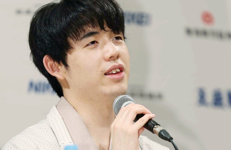 八冠全制覇を成し遂げた藤井聡太竜王・名人　©JIJI PRESS