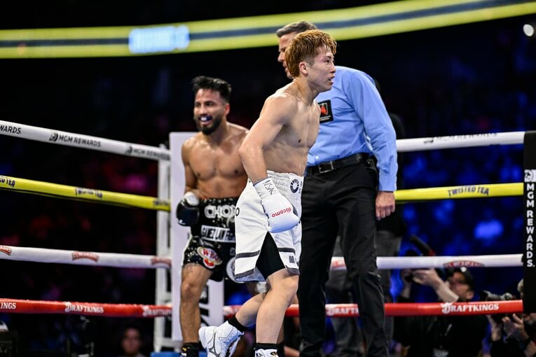 井上尚弥の猛攻を受けながらも、笑みを浮かべていたカルデナス（後方）　©︎Hiroaki Finito Yamaguchi