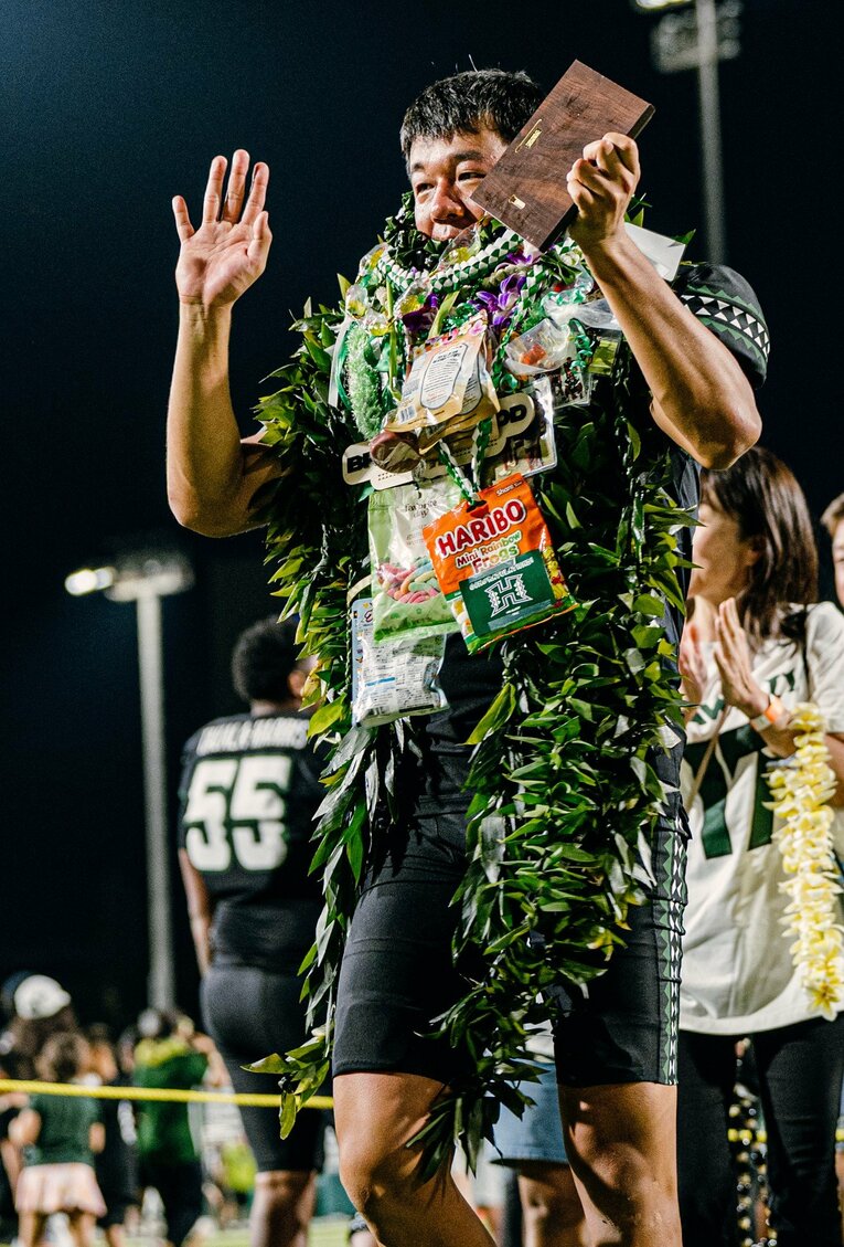 26本目のキックは失敗したものの、それまでの偉業をたたえられた松澤。とんでもないレイの数！／ハワイ大学提供