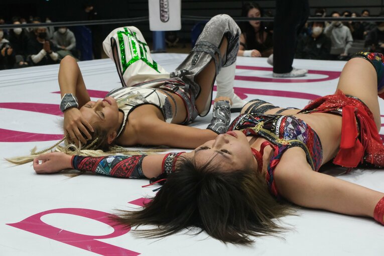 前哨戦を引き分け、倒れ込んだ2人　©Norihiro Hashimoto