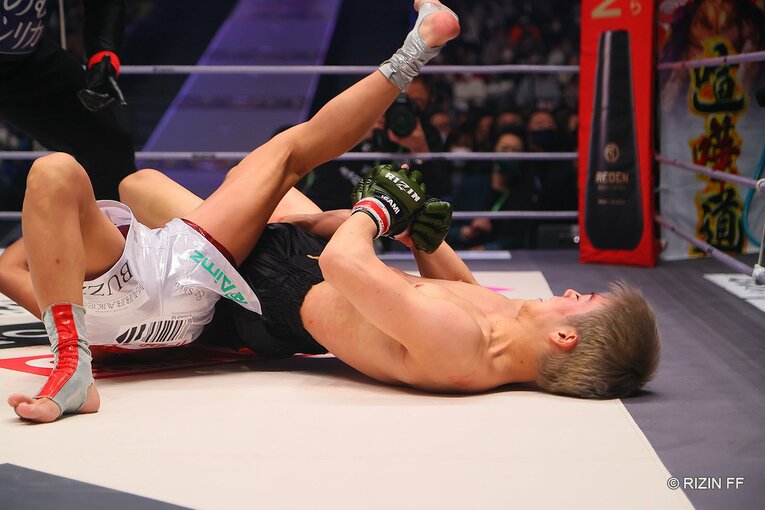 三浦孝太「格闘技でキングに」 サッカーボールキックで勝利した“カズの息子”の実力は本物か？ RIZINデビュー戦で見せた“明らかな才能”とは(15)