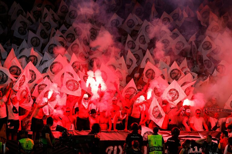 鎌田大地の号泣と“日の丸スパイク”に思い出す4年前の「カタールW杯には絶対出たいですよ」 長谷部誠とのEL優勝写真に“秘められた熱量”とは(60)