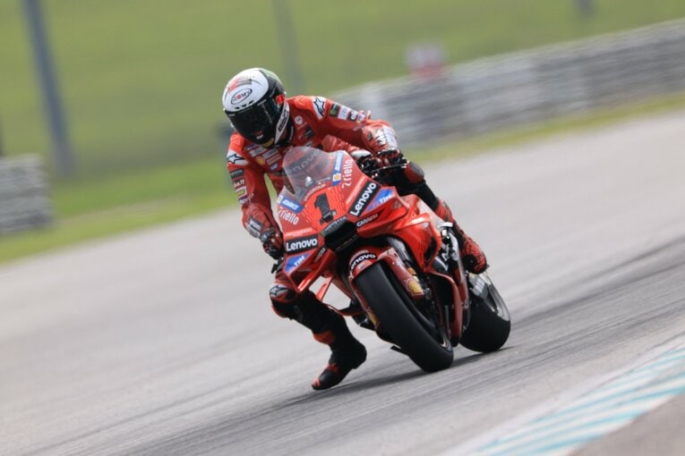 2022年、23年のMotoGPチャンピオン、バニャイアの走り。「足だし」はもはやデフォルトだ　©SatoshiEndo