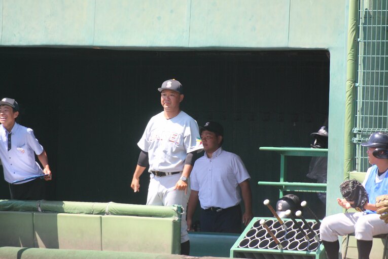 ベンチから試合を見つめる平田監督　©Fumi Sawai