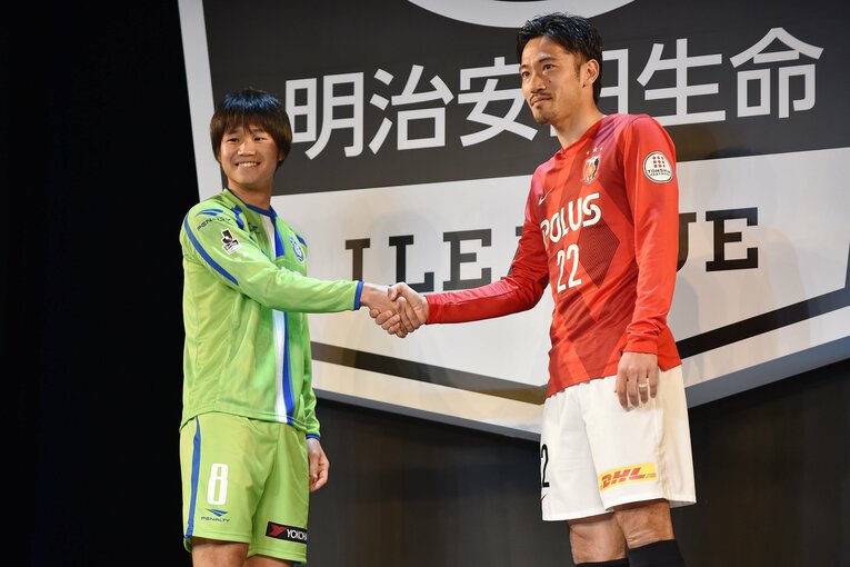 2015年、湘南ベルマーレに期限付き移籍。キックオフカンファレンスでは浦和・阿部勇樹（右）と握手　©︎Atsushi Tomura/Getty Images