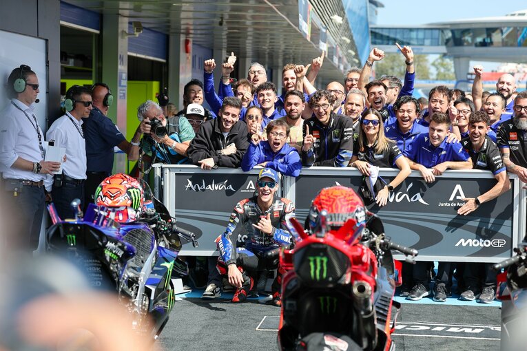 スペインGP予選でポールポジションを獲得して喜ぶクアルタラロとヤマハチーム　©Satoshi Endo