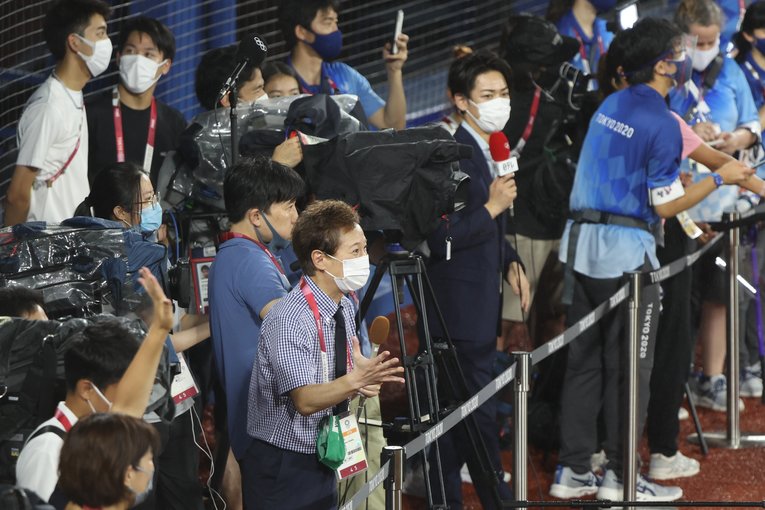 侍ジャパン決勝後、インタビューを行う中居正広　©JMPA