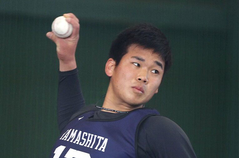 オリックスの新人合同自主トレーニング。ブルペンで投球練習する山下舜平大 ／ photograph by JIJI PRESS