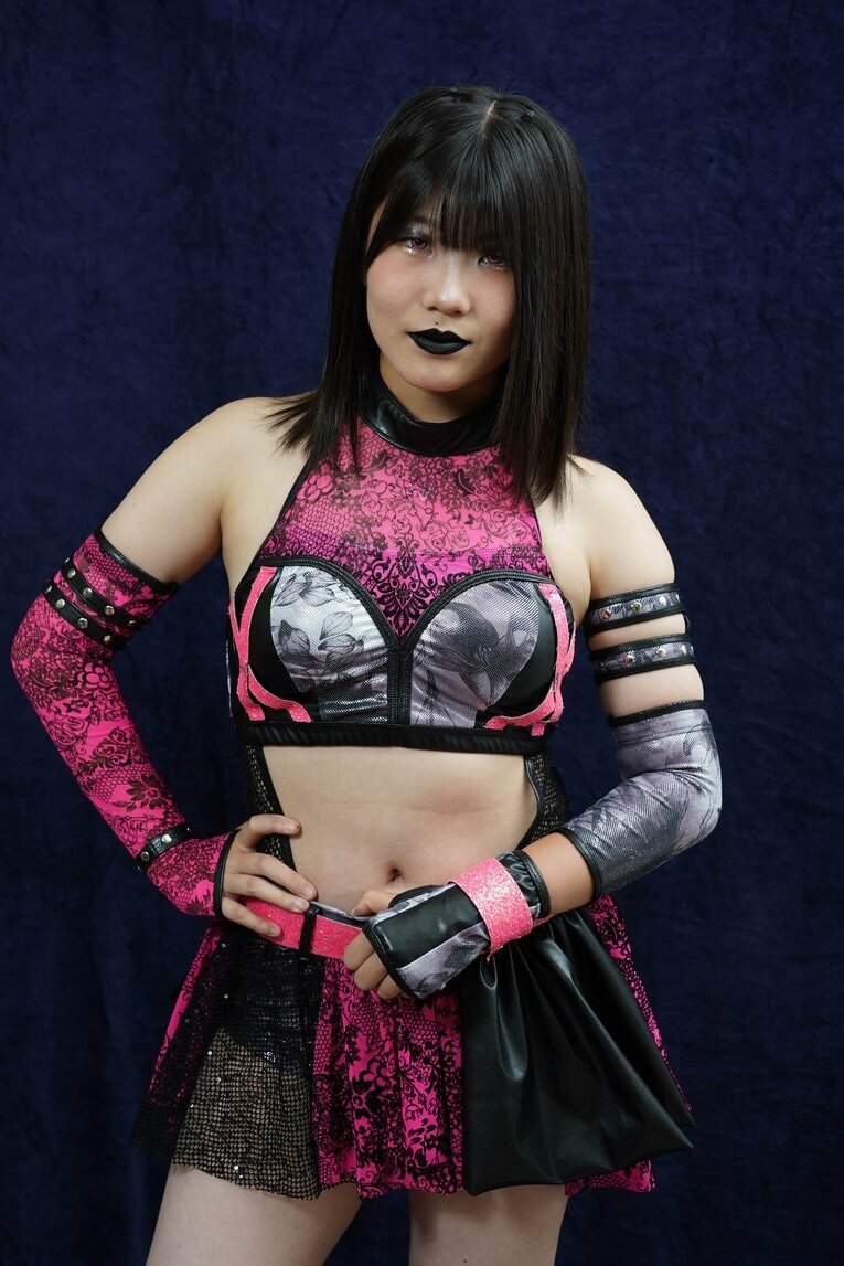 “女子高生でヒールで双子”スターダム吏南が語った木村花への思い「花さんがいなかったら、プロレスをやめていた」《特別グラビア》(26)