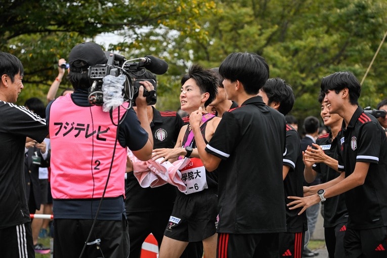 平林を迎えて喜ぶ國學院大チーム　©Nanae Suzuki