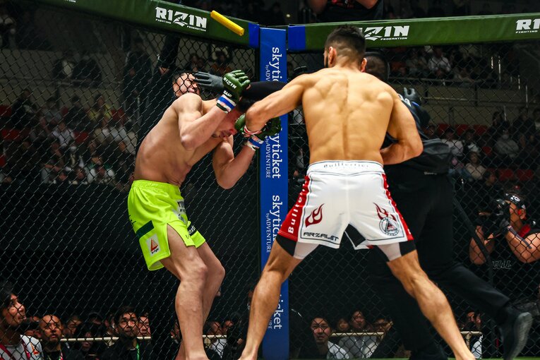 立ち上がった中村に連打を打ち込み、1分43秒のTKO決着となった　©RIZIN FF Susumu Nagao