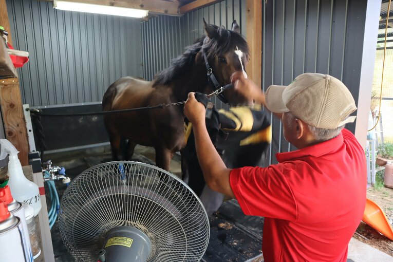 キャノンストームに扇風機の風を送る佐藤弘典さん