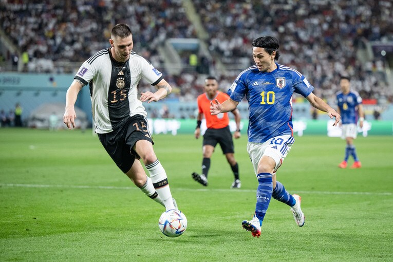 ドイツ代表DFジューレ（左）を混乱させた南野。堂安の同点ゴールに絡んだ　©︎Getty Image