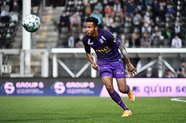 すでにリーグ戦2ゴールと存在感を発揮する鈴木武蔵。さらなるステップアップを求めて、ベルギーでの活躍を誓った ／ photograph by AFLO