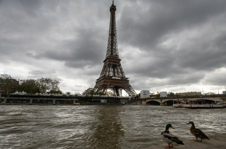 一度雨が降ると一気に写真の通りの水質になるセーヌ川。ここでパリ五輪のトライアスロン、オープンウォータースイミングが行われるというが… ／ photograph by Getty Images