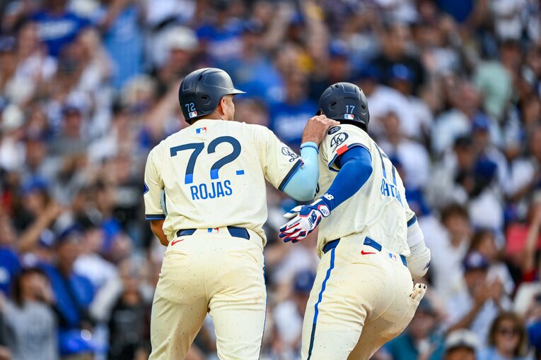 【テレビに映らないドジャース名場面】大谷とロハスのデコピンポーズは今やおなじみ（写真は右に続きます） ©Nanae Suzuki