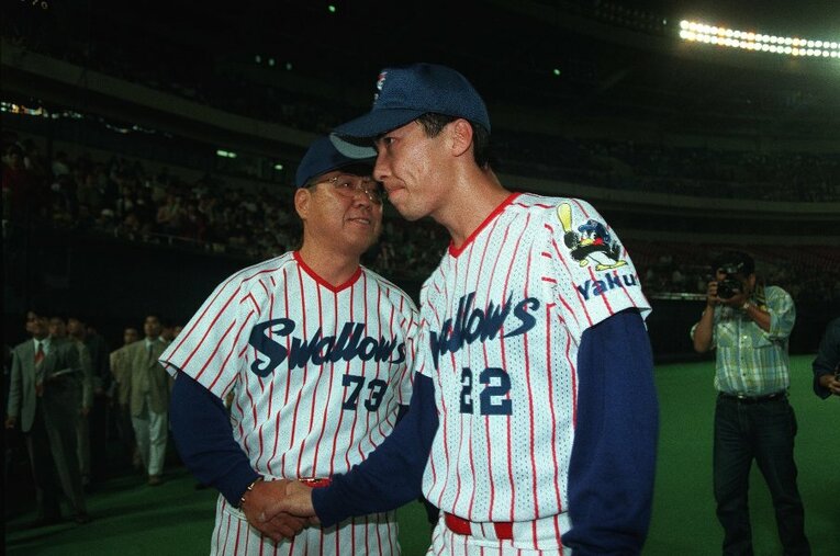 1995年、高津臣吾（現ヤクルト監督）とがっちりと握手をする故・野村克也監督。高津がクローザーとして覚醒した背景には、野村監督の「問い」があった ／ photograph by JIJI PRESS