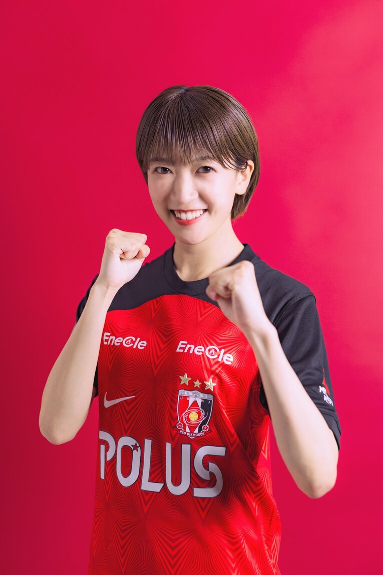 眞嶋さんの大好きな浦和レッズのユニ姿で「選手紹介風ポートレート」 ©Kiichi Matsumoto