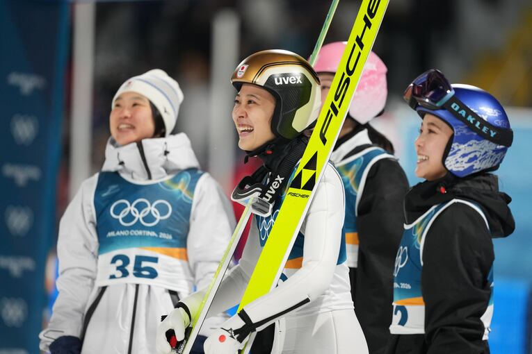 ミラノ・コルティナ五輪女子ノーマルヒルの現地写真【スワイプするとそのほかの写真もご覧になれます】　©Tsutomu Kishimoto／JMPA