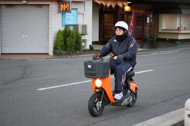 コーチ時代の高見澤氏。選手と一緒に走ったり、寮監として選手と一緒の寮に寝泊まりしていた　©Masaru Takamizawa