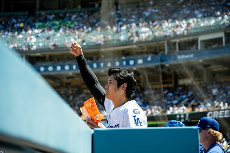 【Numberカメラマンが激写・大谷翔平の愛される日常2025年7月版：全100枚超】ベンチでの珍しい表情　©Nanae Suzuki