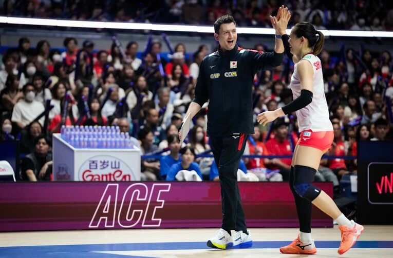 フェルハト・アクバシュ、島村春世（VNLタイ戦）　©︎Volleyball World