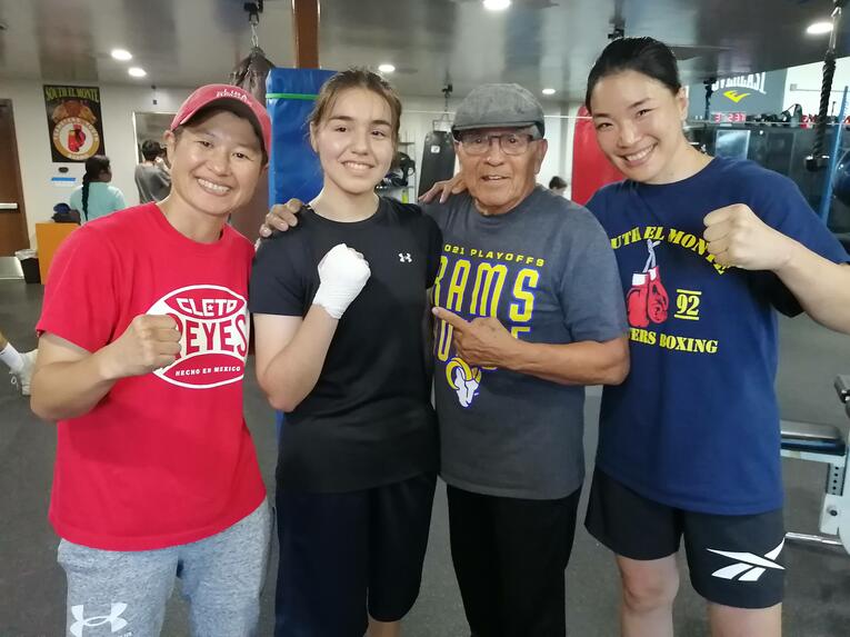 ロスのボクシングキャンプで藤岡さん（左）と高橋さん（右）。アメリカの師匠・Ben（右から２人目）からは大きな影響を受けた　（本人提供） 