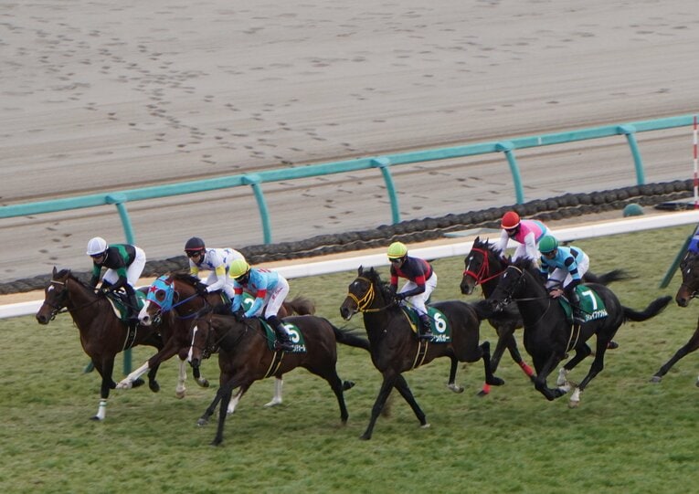 序盤はタイムトゥヘヴン（左・白帽）が逃げる形に