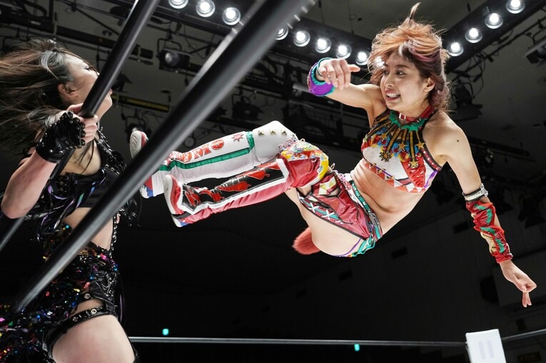 上谷沙弥にドロップキックを放つ向後桃　©Essei Hara