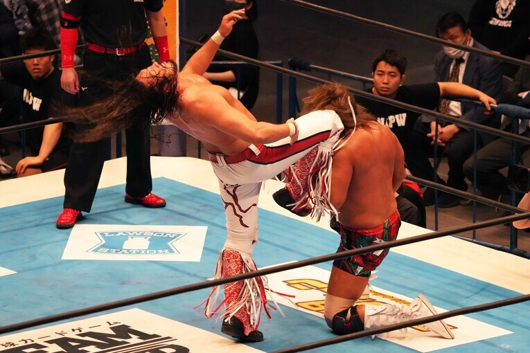 辻陽太のヒザが内藤哲也に炸裂　©Essei Hara