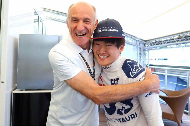 アルファタウリのフランツ・トスト代表に抱きしめられる角田。トスト代表は今季限りの退任を表明している　©Masahiro Owari