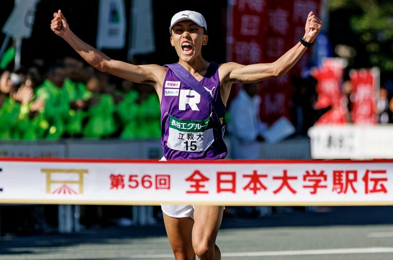 全日本駅伝、7位でシード権を獲得してガッツポーズの立教大アンカー・安藤圭佑（4年） ／ photograph by Kiichi Matsumoto