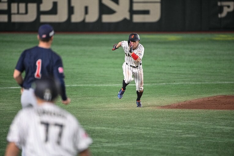 プレミア12米国戦、五十幡は相手の送球が乱れたのを見てすぐさま三塁へ。速い！　©Nanae Suzuki