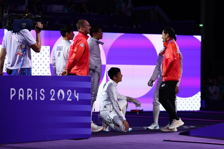 サーシャコーチが見守るなか、言葉をかわす選手たち　©Ryosuke Menju/JMPA