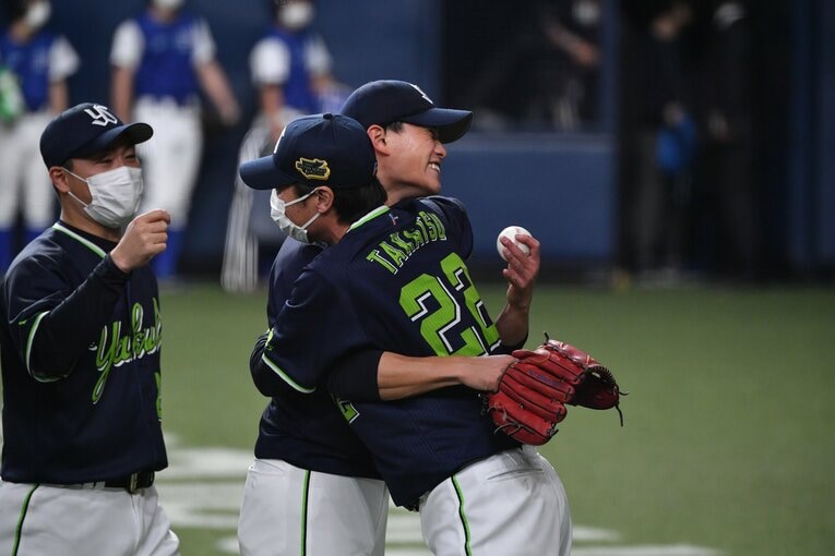 試合終了後、熱く抱き合った高橋と高津監督　©️Hideki Sugiyama